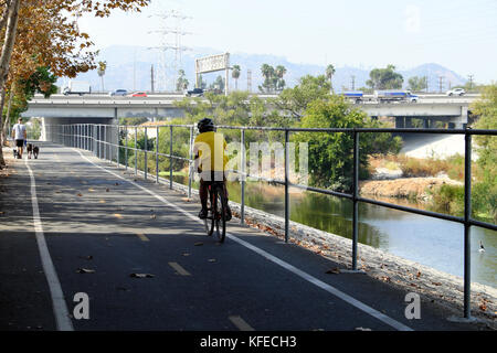 Person Radfahren entlang der LA Fluss zu Fuß- und Radweg in Frogtown im Elysian Tal NE Los Angeles Kalifornien USA KATHY DEWITT Stockfoto