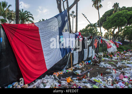 Menschen bringen Blumen an die Promenade des Anglais nach den Terroranschlägen in Nizza am 14. Juli 2016 Stockfoto