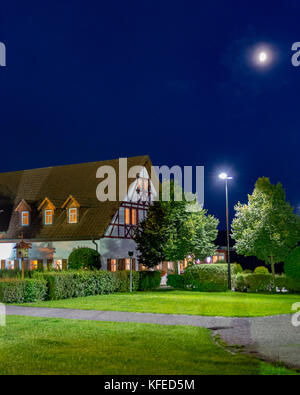 Fachwerkhaus Guest House in ländlichen Landschaft bei Nacht Stockfoto