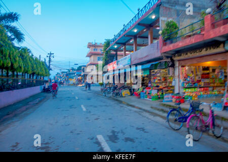 Chitwan, Nepal - November 03, 2017: Nahaufnahme eines store Markt mit einige Fahrräder an draußen geparkt in einem Dorf in der Nähe Nationalpark Chitwan Stockfoto