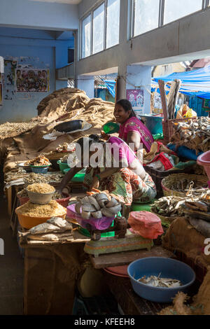 PONDICHERY, PUDUCHERY, Indien - SEPTEMBER 09, 2017. Unbekannter indischer Frauen Verkaufen getrocknete Fische auf dem Markt im Freien. Stockfoto