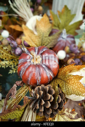 Herbst, Herbst Dekoration mit einem Kürbis, Tannenzapfen, Blätter. natürliche Hintergrund. Stockfoto