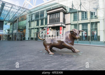 Birminghamm, Großbritannien - 3. Oktober 2017: Ein Stier Skulptur vor dem Bullring Shopping Centre, ein Wahrzeichen in Birmingham Stockfoto