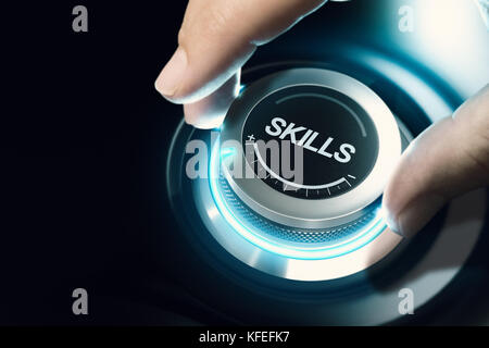 Hand drehen einen Skill Test Knopf in die maximale Position. Begriff der beruflichen oder pädagogische Kenntnisse über schwarzen Hintergrund. zusammengesetzte Bild zwische Stockfoto