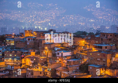 Comuna 13, im Westen von Medellin befindet, wurde für viele Jahre als einer der gefährlichsten Viertel der Stadt. Stockfoto