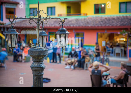 Guatapé ist eine schöne Stadt befindet sich eine Stunde und eine Hälfte von Medellin, am Ufer eines Mann-See durch ein Wasserkraftwerk erzeugt. Stockfoto