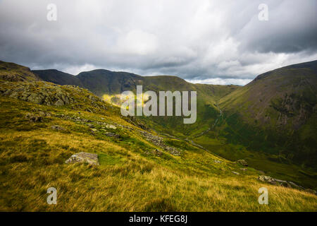 Eibenkarre. Ein schöner, aber schwieriger Aufstieg im Lake District von Cumbria. Auch Szenen aus Dore Head in Richtung Scafells und Kirk Fell Stockfoto