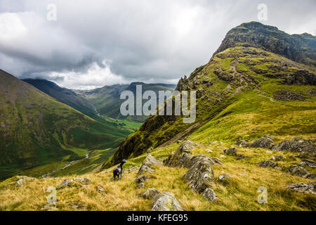 Eibenkarre. Ein schöner, aber schwieriger Aufstieg im Lake District von Cumbria. Auch Szenen aus Dore Head in Richtung Scafells und Kirk Fell Stockfoto