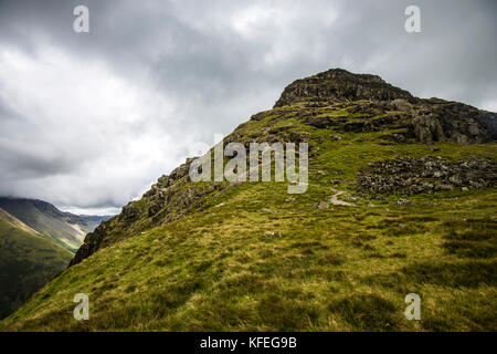 Eibenkarre. Ein schöner, aber schwieriger Aufstieg im Lake District von Cumbria. Auch Szenen aus Dore Head in Richtung Scafells und Kirk Fell Stockfoto