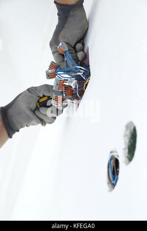 Elektriker, Muttern an elektrischen Leitungen in das Feld ein. Stockfoto