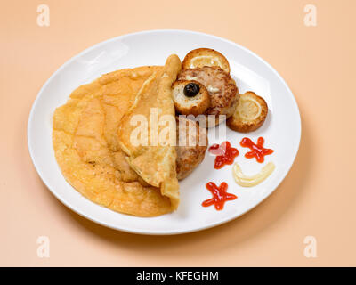 Omelette mit Schnitzel als Sleeping Bear im Bett angeordnet Stockfoto
