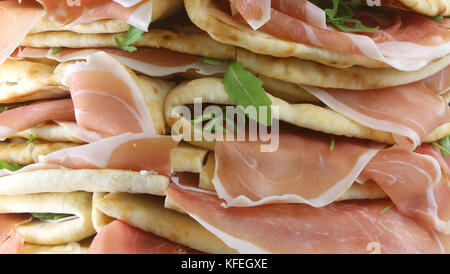 Fladenbrot mit rohem Schinken und Rucola auf Verkauf in italienischen Bars Stockfoto