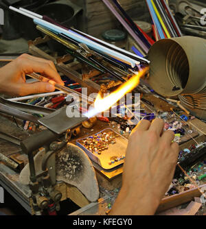 Glaser arbeitet mit heißen Flamme in der Werkstatt in Italien Stockfoto