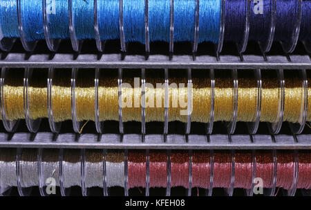 Viele lanyard Rollen viele Farben auf den Verkauf in der Hobby- und Schneiderei Stockfoto