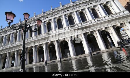 Saint Mark Square und alten Palast der nationalen Bibliothek namens Biblioteca Marciana mit Flut im Winter in Venedig Italien Stockfoto