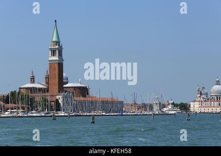 Venedig Italien Glockenturm von St. George Kirche und die Kuppel der Basilika der Madonna della Salute aus dem Boot namens Vaporetto Stockfoto