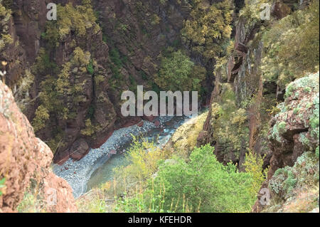 Der var ist ein Berg, Fluss, fließt durch den Alpes-maritimes Abteilung der südöstlichen Frankreich., in den Gorges de daluis. Stockfoto