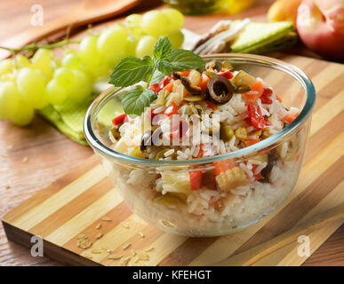 Reis Salat mit verschiedenen Gemüse in Glasschale - Nahaufnahme Stockfoto