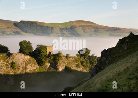 Dale Höhle; Misty Morning; Überblick verlieren Hill; Derbyshire; UK Stockfoto