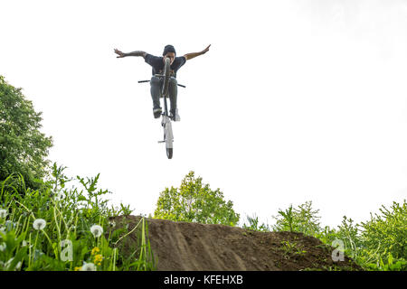 BMX Fahrer springen in die Luft, Stockfoto