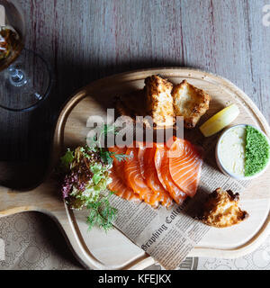 Teller von Fisch und Geflügel auf einen hölzernen Tisch im Restaurant Stockfoto