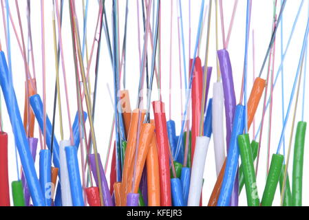 Bunte Fibre optische Kabel mit Losen Tube Gel gefüllt, Closeup Abstract in Zukunft Technologie Stockfoto