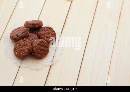 Chocolate Chip Cookies auf Holz- Hintergrund. Stockfoto