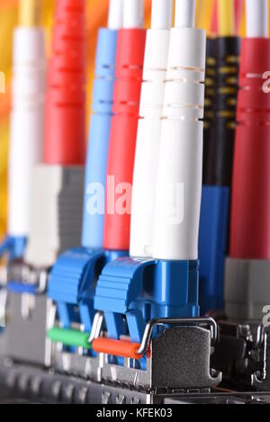 Lwl-Kabel angeschlossen, die im Rechenzentrum zu wechseln Stockfoto
