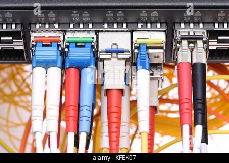 Cybersicherheit in Data Center, Schalter mit angeschlossenen LWL Patch-Kabel Kabel, Informationstechnologie Stockfoto
