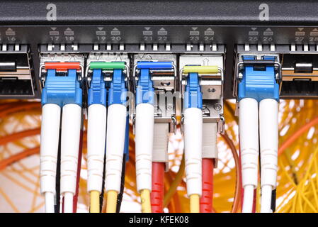 Cybersicherheit im Rechenzentrum, Switch mit angeschlossenen Patchkabeln aus optischen Fasern, Informationstechnologie Stockfoto