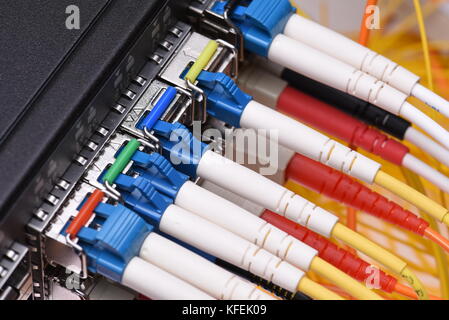Cybersicherheit in Data Center, Schalter mit angeschlossenen LWL Patch-Kabel Kabel, Informationstechnologie Stockfoto