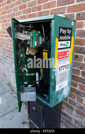 Ein vandalized Ringo Parkuhr im Londoner Stadtteil Hammersmith und Fulham, UK. Stockfoto