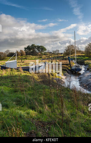 Ein Herbstmorgen Spaziergang entlang des Flusses wyre an skippool Creek in der Nähe von Poulton-le-Fylde, wo der Bach ist die Heimat von Freizeitaktivitäten segeln Boote Stockfoto