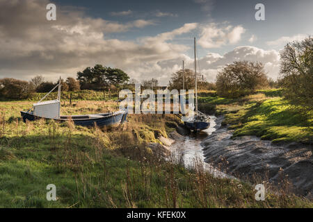 Ein Herbstmorgen Spaziergang entlang des Flusses wyre an skippool Creek in der Nähe von Poulton-le-Fylde, wo der Bach ist die Heimat von Freizeitaktivitäten segeln Boote Stockfoto