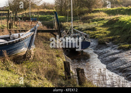 Ein Herbstmorgen Spaziergang entlang des Flusses wyre an skippool Creek in der Nähe von Poulton-le-Fylde, wo der Bach ist die Heimat von Freizeitaktivitäten segeln Boote Stockfoto