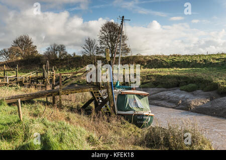 Ein Herbstmorgen Spaziergang entlang des Flusses wyre an skippool Creek in der Nähe von Poulton-le-Fylde, wo der Bach ist die Heimat von Freizeitaktivitäten segeln Boote Stockfoto