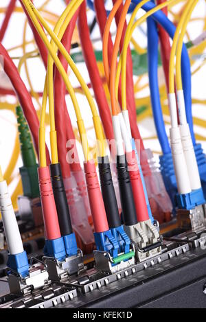 Lichtwellenleiter und Netzwerk Kabel im Data Center Stockfoto