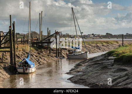 Ein Herbstmorgen Spaziergang entlang des Flusses wyre an skippool Creek in der Nähe von Poulton-le-Fylde, wo der Bach ist die Heimat von Freizeitaktivitäten segeln Boote Stockfoto