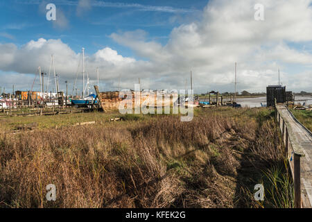 Ein Herbstmorgen Spaziergang entlang des Flusses wyre an skippool Creek in der Nähe von Poulton-le-Fylde, wo der Bach ist die Heimat von Freizeitaktivitäten segeln Boote Stockfoto