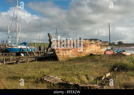 Ein Herbstmorgen Spaziergang entlang des Flusses wyre an skippool Creek in der Nähe von Poulton-le-Fylde, wo der Bach ist die Heimat von Freizeitaktivitäten segeln Boote Stockfoto