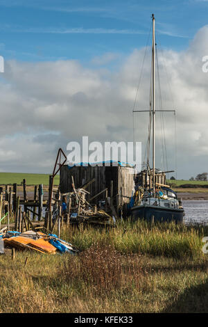 Ein Herbstmorgen Spaziergang entlang des Flusses wyre an skippool Creek in der Nähe von Poulton-le-Fylde, wo der Bach ist die Heimat von Freizeitaktivitäten segeln Boote Stockfoto