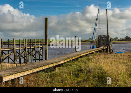 Ein Herbstmorgen Spaziergang entlang des Flusses wyre an skippool Creek in der Nähe von Poulton-le-Fylde, wo der Bach ist die Heimat von Freizeitaktivitäten segeln Boote Stockfoto
