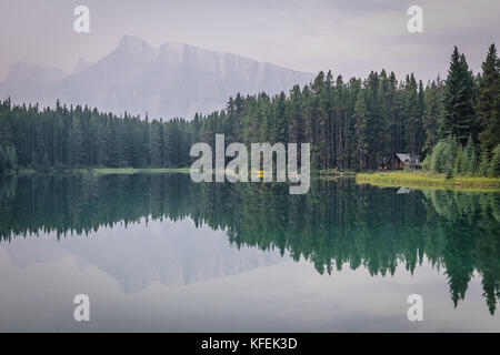 Kabine vor des Mount Rundle an zwei Jack See in Alberta, Cana Stockfoto