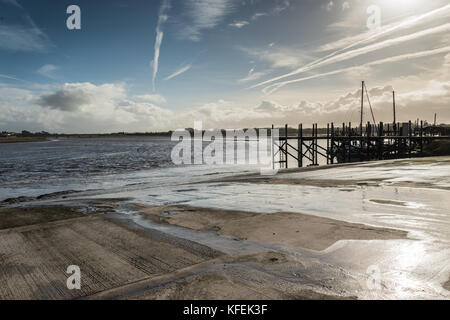 Ein Herbstmorgen Spaziergang entlang des Flusses wyre an skippool Creek in der Nähe von Poulton-le-Fylde, wo der Bach ist die Heimat von Freizeitaktivitäten segeln Boote Stockfoto