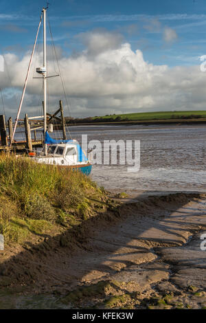 Ein Herbstmorgen Spaziergang entlang des Flusses wyre an skippool Creek in der Nähe von Poulton-le-Fylde, wo der Bach ist die Heimat von Freizeitaktivitäten segeln Boote Stockfoto