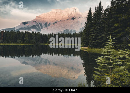 Zwei jack See mit Berg Reflexionen entlang der zwei Jack See Stockfoto