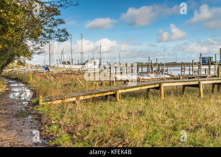 Ein Herbstmorgen Spaziergang entlang des Flusses wyre an skippool Creek in der Nähe von Poulton-le-Fylde, wo der Bach ist die Heimat von Freizeitaktivitäten segeln Boote Stockfoto