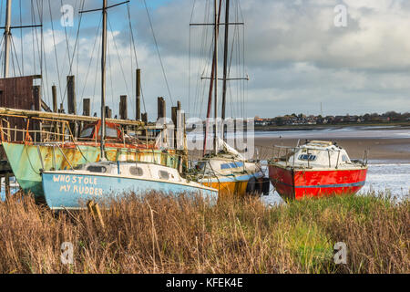 Ein Herbstmorgen Spaziergang entlang des Flusses wyre an skippool Creek in der Nähe von Poulton-le-Fylde, wo der Bach ist die Heimat von Freizeitaktivitäten segeln Boote Stockfoto