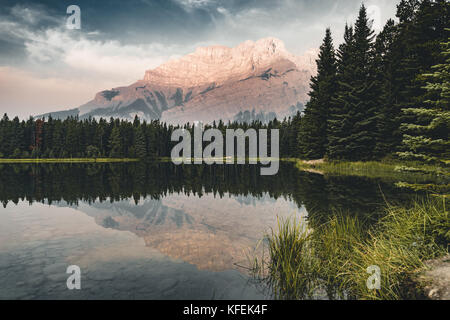 Zwei Jack See mit Berg Reflexionen entlang der zwei Jack See Stockfoto