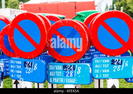 Haufen von Verkehrszeichen verbot Parken in Brüssel, Belgien Stockfoto